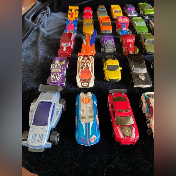 Lot 4 - 50 HOT WHEELS die cast CARS Various ages USED Toy Box Condition READ - Picture 7 of 10